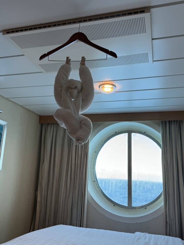 cruise cabin with porthole