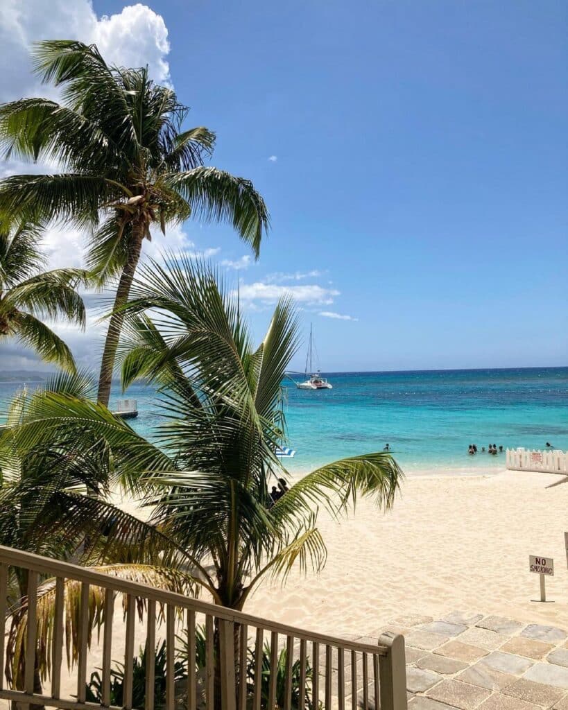 Crystal‑clear turquoise water and white sand at Doctor’s Cave Beach in Montego Bay, Jamaica